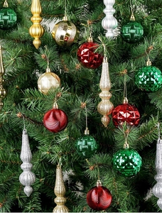 Détail de suspensions de Noël coniques et rondes avec des finitions mates et pailletées