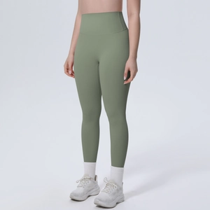 Detailansicht der hohen, nahtlosen Yoga-Hose in Salbeigrün aus elastischem Material