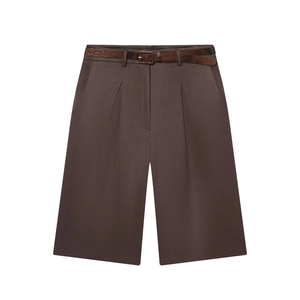 Détail d'un short large marron foncé avec une ceinture assortie à motif crocodile chic