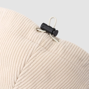 Détail macro du velours côtelé beige avec cordon de serrage coupe-vent et boucle réglable