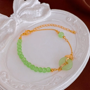 Détail du collier de perles avec feuille de ginkgo en jade et chaîne plaquée or