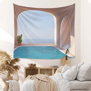 Detail eines mediterranen Wandteppichs mit Bogen und Pool in einem Schlafzimmer-Ambiente