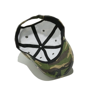 Détails de l'intérieur de la casquette camouflage avec coutures renforcées et sangle réglable