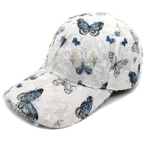 Berretto da baseball bianco con stampe di farfalle blu e dettagli con frange moda
