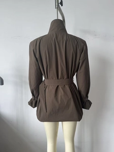 Vue arrière du trench-coat marron foncé pour femme avec col montant et ceinture bouclée