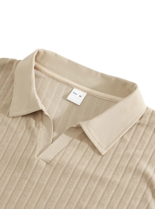 Dettaglio macro del colletto della polo beige con trama a coste verticali e taglia M