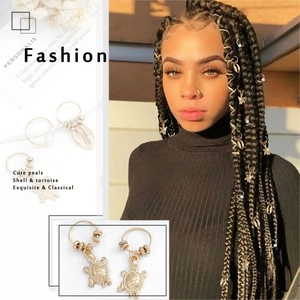 Détails des anneaux de cheveux dorés avec charms tortue et coquillage pour tresses