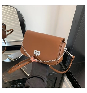 Détail du sac bandoulière marron caramel avec fermoir anneau argenté et chaîne
