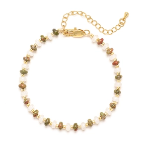 Détail d'un bracelet de style bohème en pierres naturelles avec fermoir doré