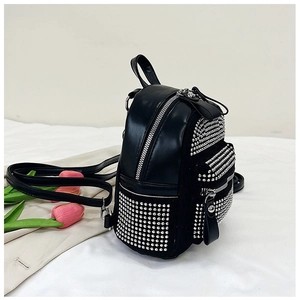 Detalle de mini mochila de cuero PU negro con diamantes de imitación plateados y bolsillo