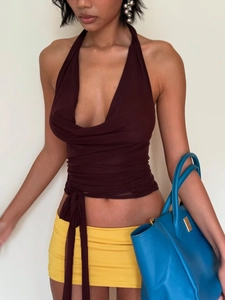 Haut dos nu bordeaux chic avec décolleté en V profond et taille froncée à nouer
