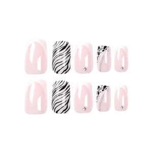 Faux ongles French avec paillettes, motifs zébrés et décorations en strass