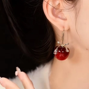 Élégantes boucles d'oreilles pomme rouge en résine avec feuilles d'or et zircons