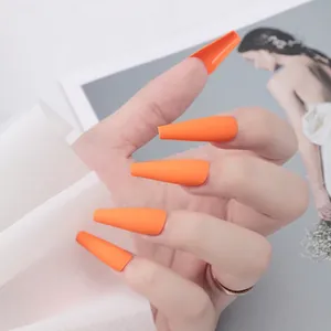 Faux ongles ballerine longs orange néon mat avec une finition givrée élégante