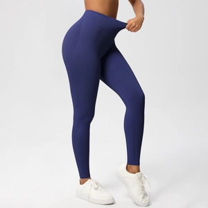 Detailansicht der hohen Elastizität und Dehnung der nahtlosen High-Waist-Yogahose
