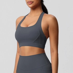 Detail van grijze sportbeha met racerback-ontwerp en bijpassende legging met hoge taille