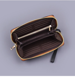 Détail d'une pochette en toile orange avec fentes pour cartes et poche monnaie