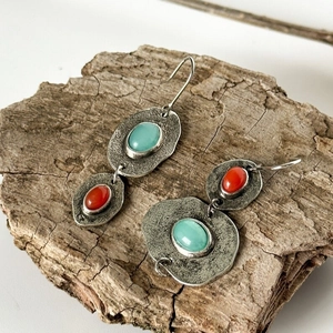 Pendientes vintage de plata irregulares con piedras azul menta y coral en madera