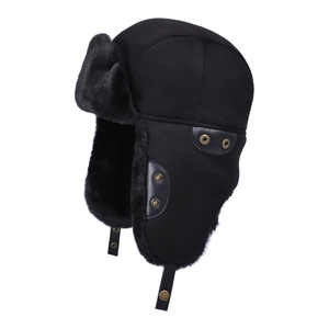 Winter-Uschanka aus schwarzem Kunstpelz mit Wildlederoptik und Kinnriemen