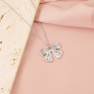 Vue détaillée du collier pendentif noeud argenté sur soie rose et pierre