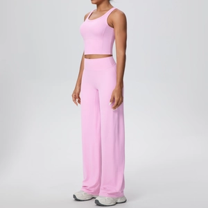 Vista dettagliata del set da yoga rosa con crop top e pantaloni a vita alta coordinati