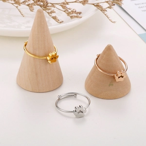 Trois bagues chat minimalistes en acier inoxydable en finitions or, argent et or rose