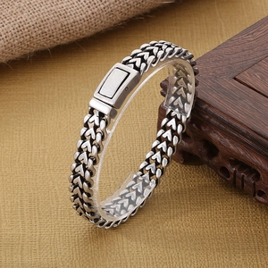 Bracciale vintage con motivo a cuore in argento antico su supporto espositivo