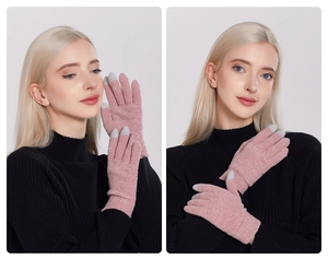 Dettaglio guanti in maglia di ciniglia rosa con punte touch grigie su tre dita