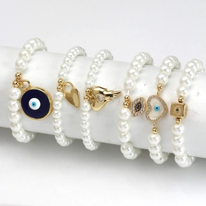 Verstellbares goldenes Armband-Set mit Evil Eye Anhängern und weißen Perlen