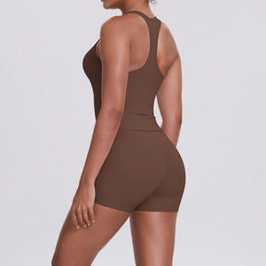 Détail du haut de sport dos nageur marron café et du short ajusté pour le yoga et fitness