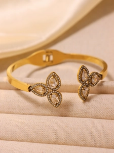 Macro shot of 18k gold clover spring bracelet featuring pear-cut zirconia clusters