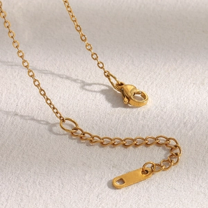 Macro shot of 18K gold plated lobster clasp and extender chain for pearl flower necklace