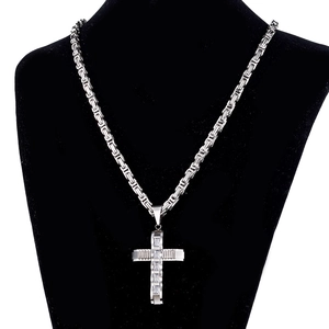 Silberne Byzantinische Kette mit Kreuzanhänger und Zirkon-Inlay auf einem Schmuckständer