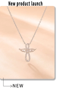 Vue macro du collier ailes d'ange en argent avec pendentif cœur infini et oxydes de zirconium