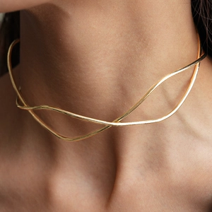 Detailed view of the dual-line wavy crisscross design on a gold minimalist choker necklace