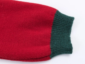 Vue détaillée du tricot rouge avec poignets côtelés vert foncé pour gilet de Noël