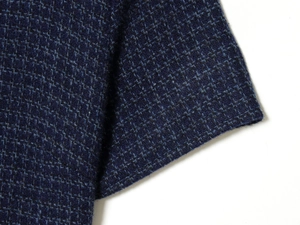 Gros plan du tissu en tweed bleu foncé avec maille haute densité et texture détaillée
