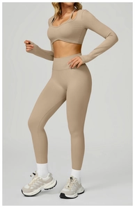 Détail d'un ensemble de yoga beige avec haut à manches longues, décolleté ajouré et legging haut