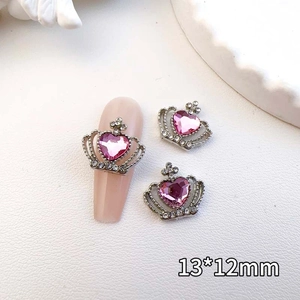 Detail of pink crystal heart crown nail art charm in silver metal, size 13x12mm