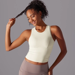 Détail du débardeur de yoga avec dos nageur montrant la coupe ajustée et le tissu élastique