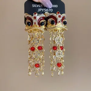 Boucles d'oreilles lion de danse dorées avec émail rouge et incrustations de zircon