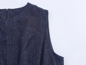 Détail du col montant et des coutures sur une robe midi sans manches en jean bleu