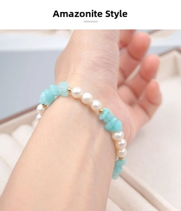 Gros plan d'un bracelet artisanal en amazonite et perles d'eau douce avec perles dorées