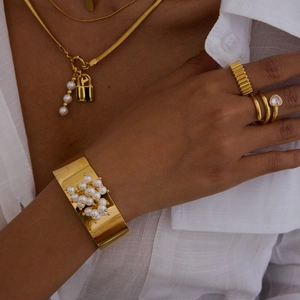Ensemble de bijoux dorés avec bracelet perle, collier à pendentif cadenas et bagues