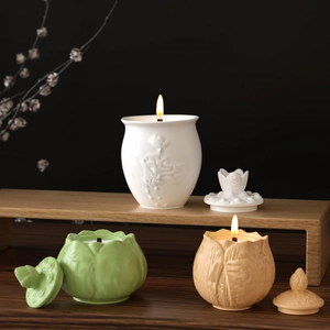 Candele profumate in ceramica a forma di loto e cavolo con coperchi su supporto legno