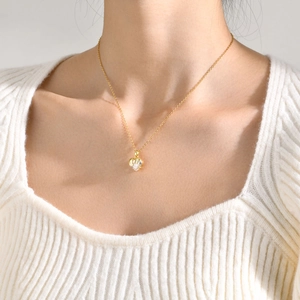 Collana dorata con ciondolo a cuore termosensibile e zircone a forma di malocchio