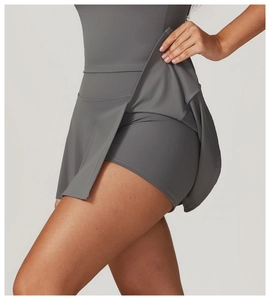 Dettaglio gonna-pantalone sportiva a vita alta con pantaloncini interni e spacco