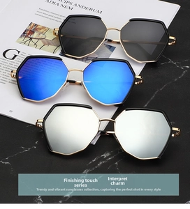 Vue détaillée des lunettes de soleil géométriques en noir, bleu et finitions métalliques