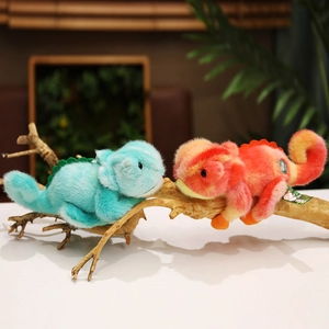 Peluches caméléon mignonnes bleues et orange sur une branche pour décoration