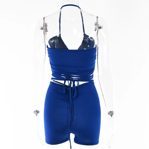 Vue arrière d'un ensemble top dos nu bleu marine et short froncé à taille haute